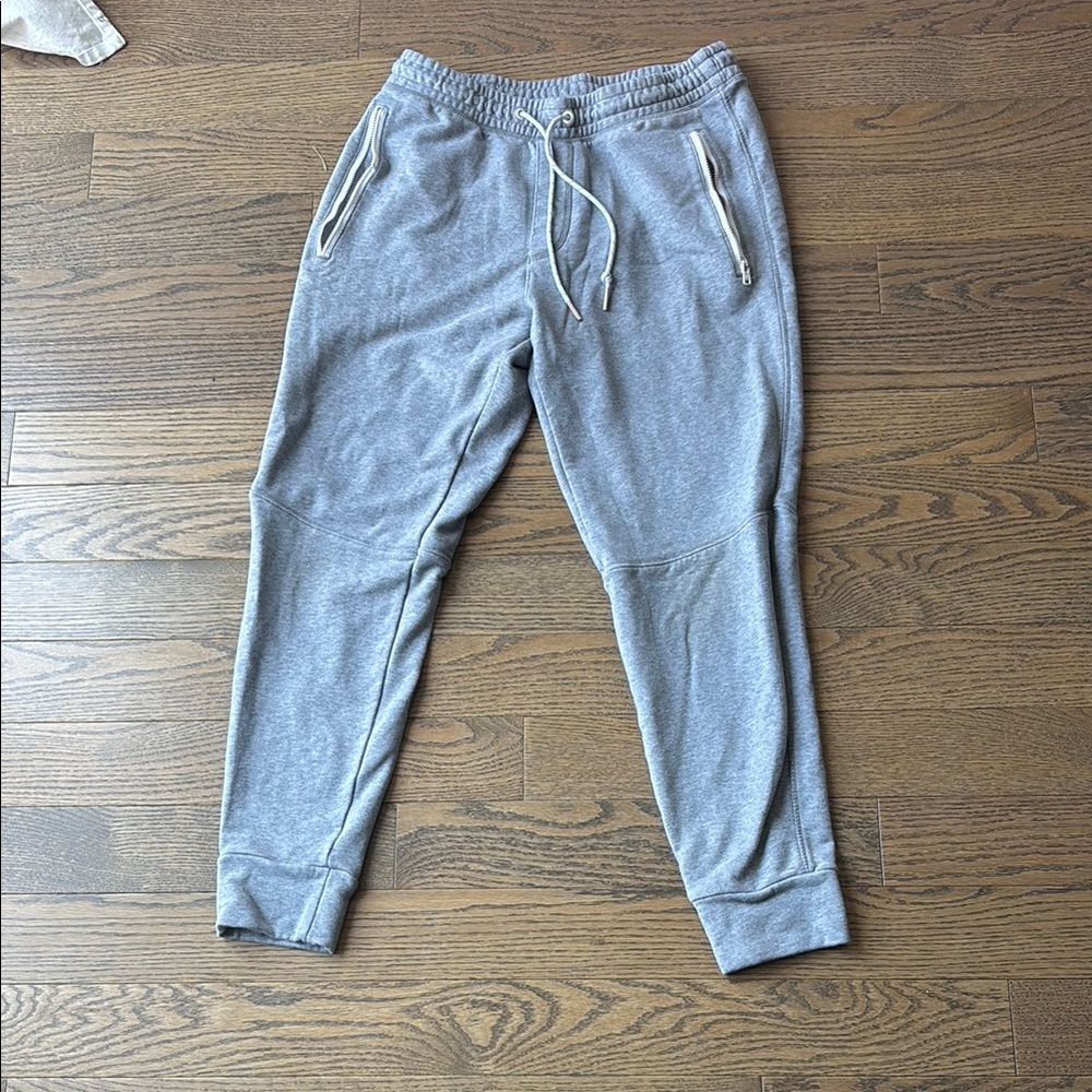 American Eagle Outfitters Gray Sweatpants Relaxed Fit. Pet and smoke free home!